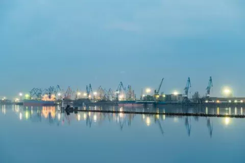 Blaue Stunde am Hafen von Riga