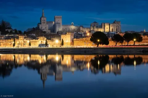 Avignon spiegelt sich in der Rhône