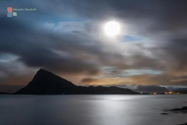 Der Mond über dem Nappfjord