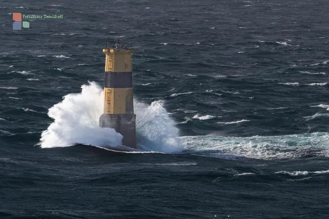 Der Leuchtturm Tourelle de la Plate vor der Pointe du Raz