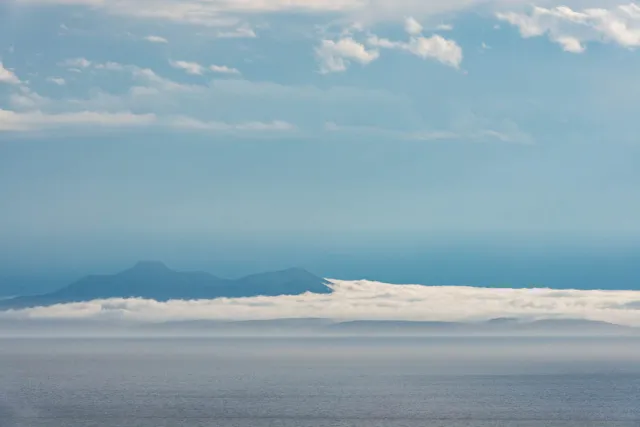 Kunashiri , die schwarze Insel im Nebel