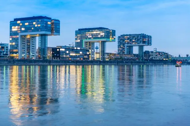 Die Kölner "Kranhäuser" am Rhein zur Blauen Stunde