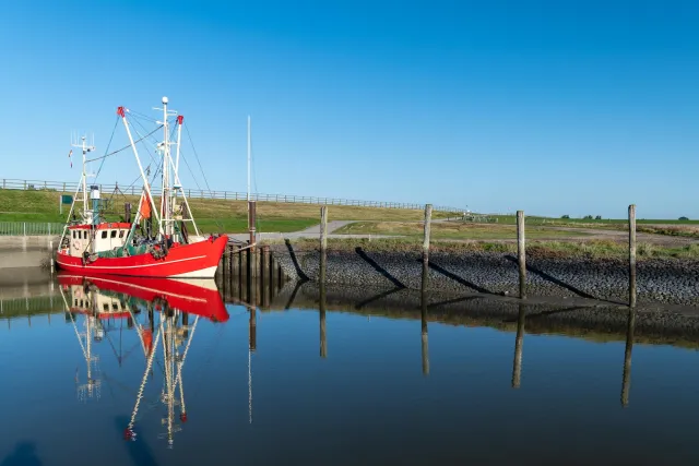 Rotes Fischerboot im Süderhafen