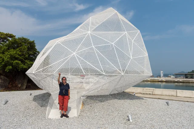 Karin im "Naoshima Pavillon“ im Hafen Miyanoura