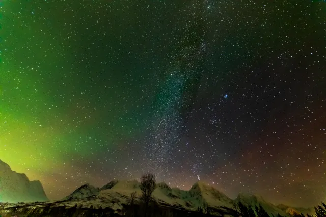 Nordlichter in den Lyngenfjorder Alpen mit Milchstrasse