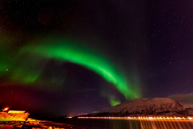 Nordlichter über dem Fjord Solenagen vor den Lyngenfjorder Alpen