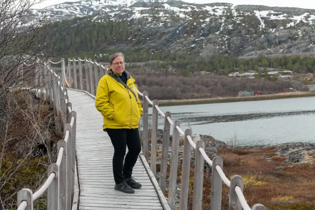 Karin auf den Wegen durch die Landschaft der Petroglyphen