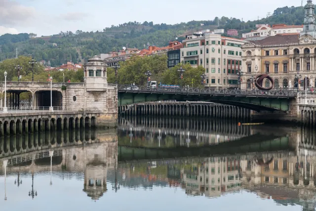 Brücken und Gebäude am Fluss Nervión