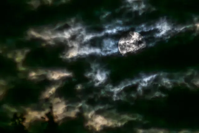 Supermond als Blue moon über Röttgen in Hennef