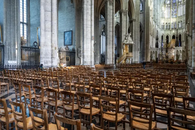 Im Kirchenschiff der Kathedrale von Amiens