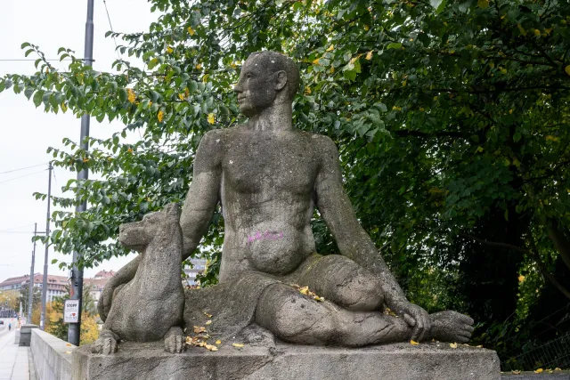 Man with Dog, sculpture at the Lorraine Bridge