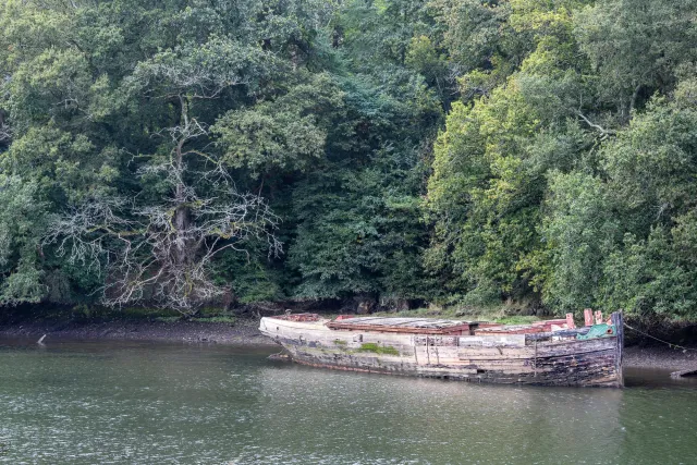 Wracks an der Flussmündung zum Hafen von Douarnenez in der Bretagne